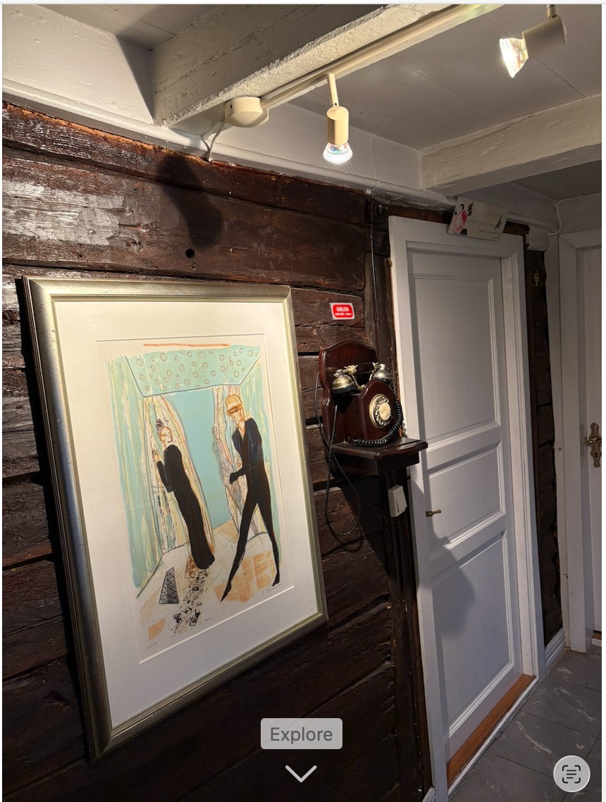 Unike historiske detaljer møter moderne komfort. Tømmerveggene og den dekorative gamle telefonen gir en helt spesiell karakter.